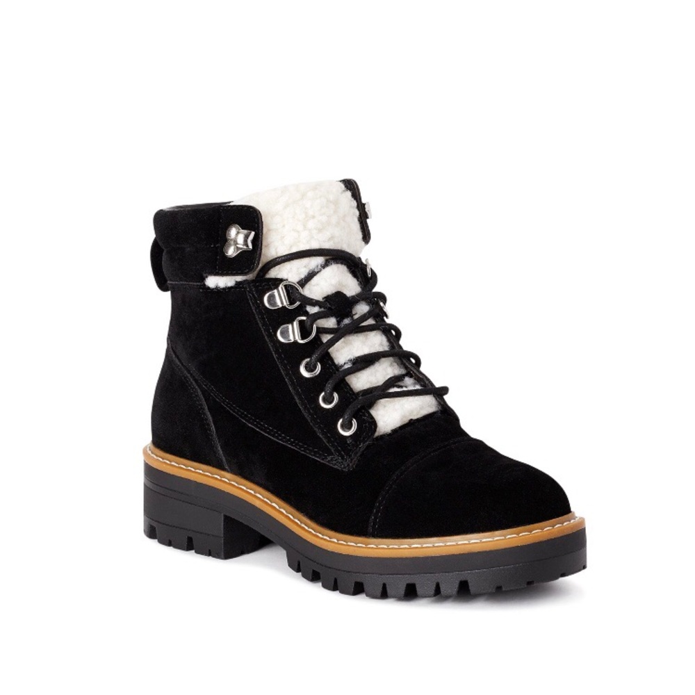 Black faux fur boots 🖤